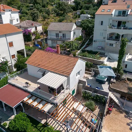 Treno, Luxurious With Jacuzzi And Sea-view Apartman Trogir